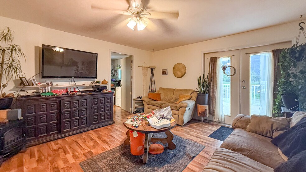 More Photos Of 1415 Dyffryn Rd, Lumby Warehouse For Sale