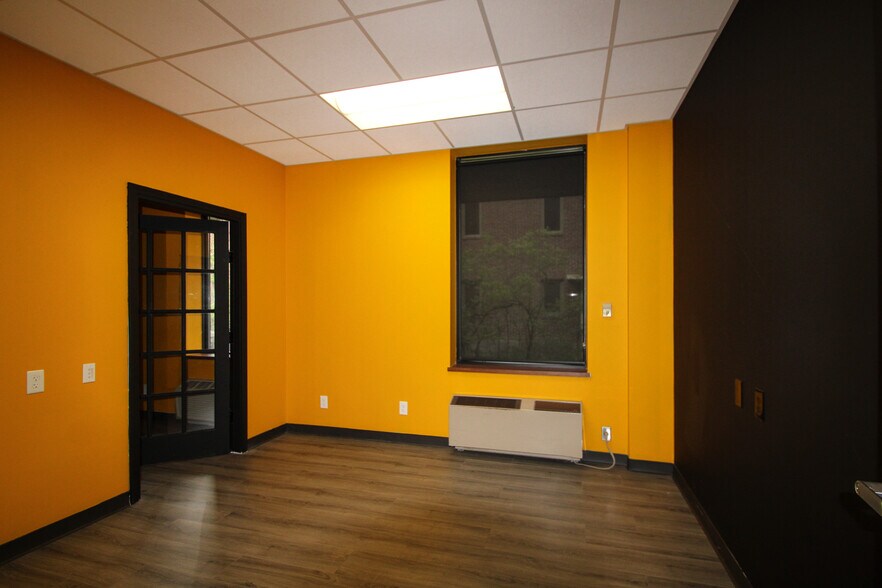 More Photos Of 9911 Shelbyville Rd, Louisville Office For Sale