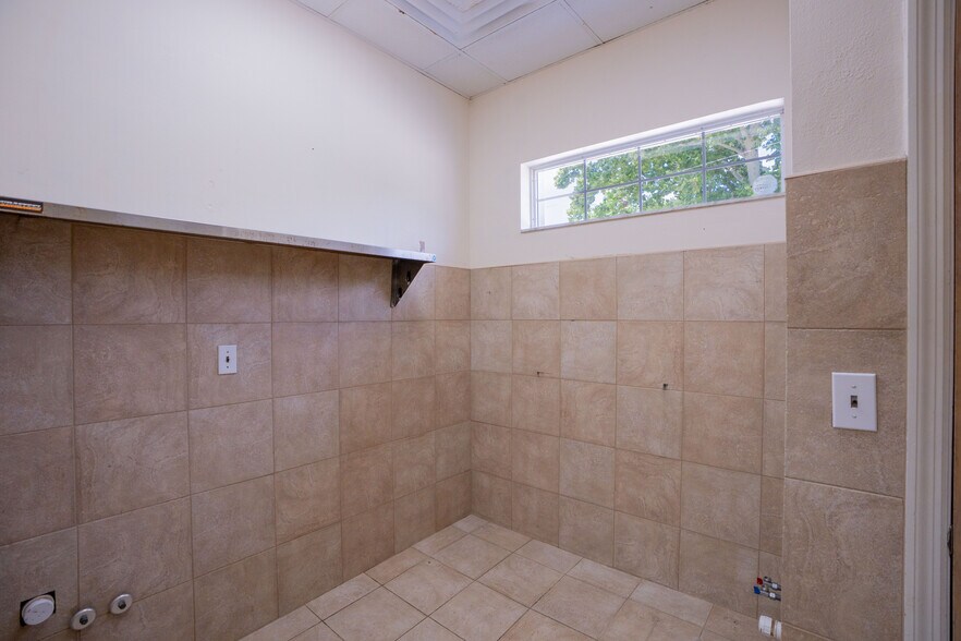 More Photos Of 3628 N Lecanto Hwy, Beverly Hills Veterinarian Kennel For Sale