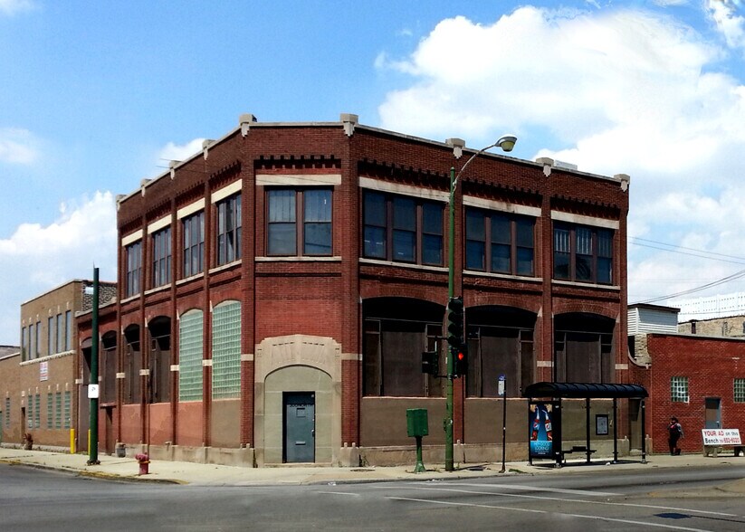More Photos Of 300 N Ashland Ave, Chicago Storefront Retail Residential For Lease