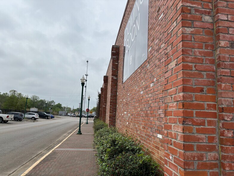 More Photos Of 201 N Pacific St, Conroe Freestanding For Lease