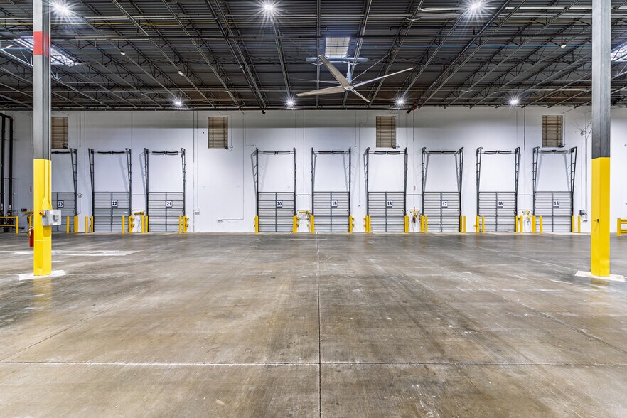 More Photos Of 125 Southside Ct, McDonough Distribution For Lease