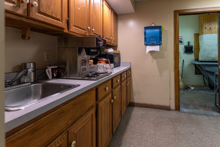 More Photos Of 1 Victor Way, Sharon Warehouse For Sale