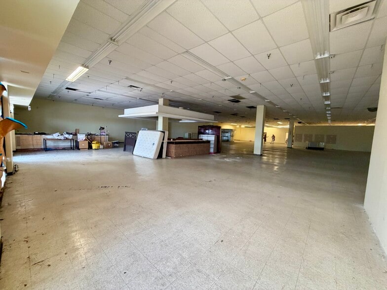 More Photos Of 5068 W Colonial Dr, Orlando Storefront For Sale