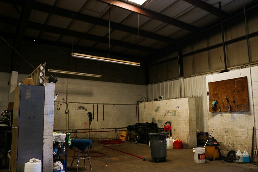 More Photos Of 910 W Palestine Ave, Palestine Auto Dealership For Sale