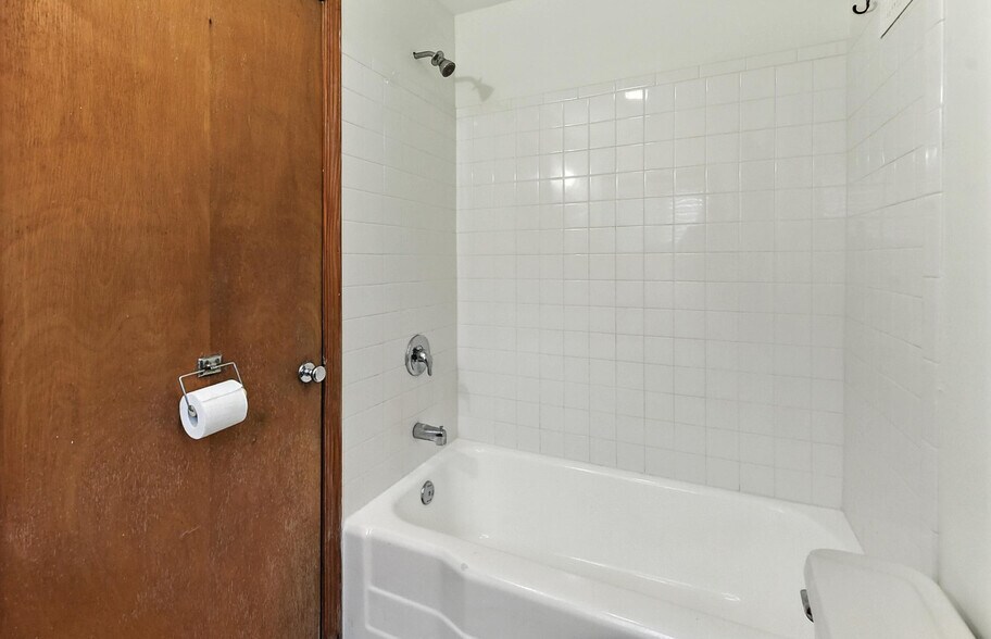 More Photos Of 817 N 48th St, Omaha Apartments For Sale