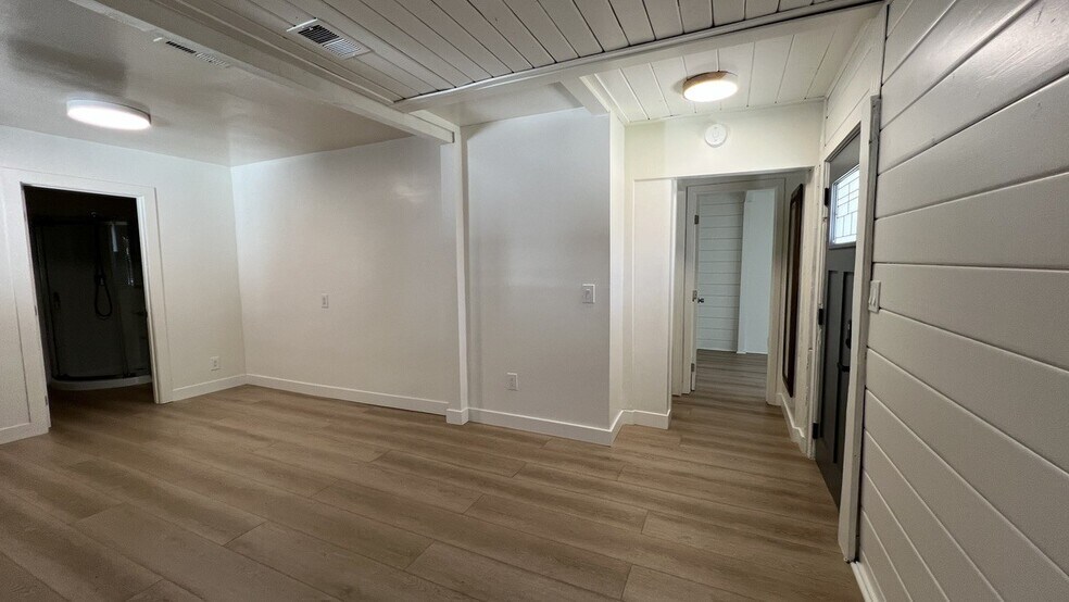 More Photos Of 22157 Clarendon St, Woodland Hills Office For Sale