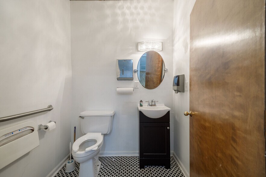 More Photos Of 2825 S Crater Rd, Petersburg Storefront Retail Office For Sale