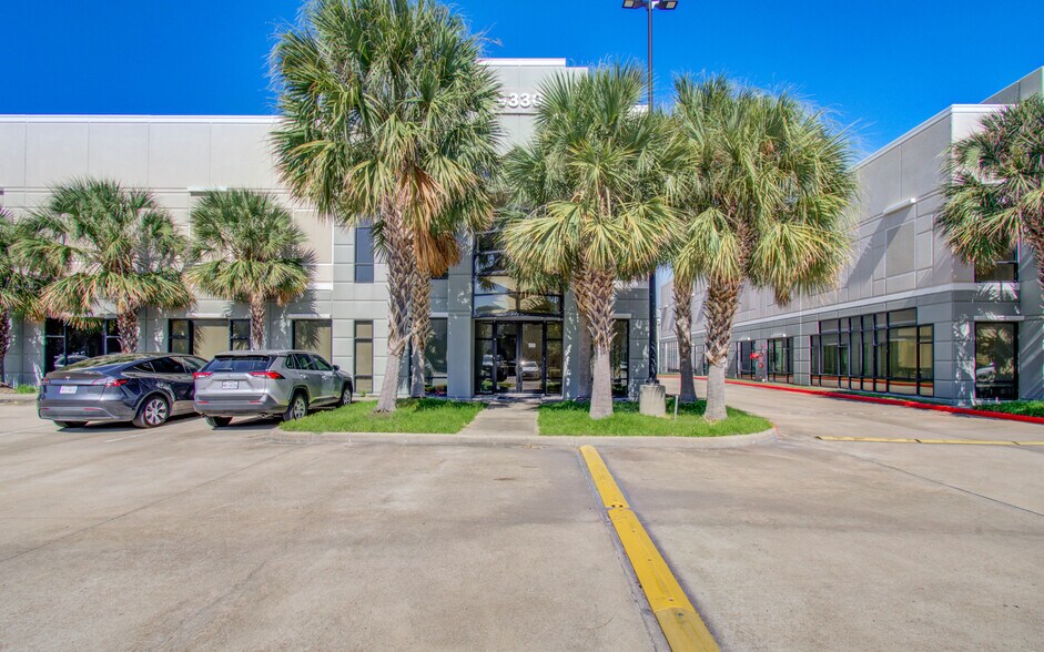 More Photos Of 9330 Kirby Dr, Houston Research And Development For Lease