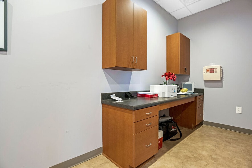 More Photos Of 4275 Western Blvd, Jacksonville Medical For Sale
