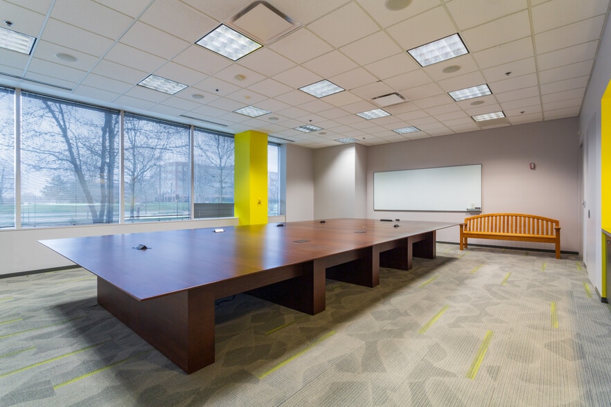 More Photos Of 4 Overlook Pt, Lincolnshire Office For Lease