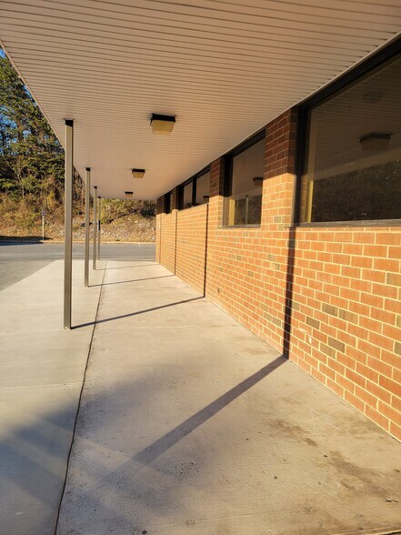 More Photos Of 2726-2708 Lee Hwy, Troutville Freestanding For Lease