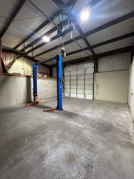 More Photos Of 331 Highway 146 S, La Porte Warehouse For Lease
