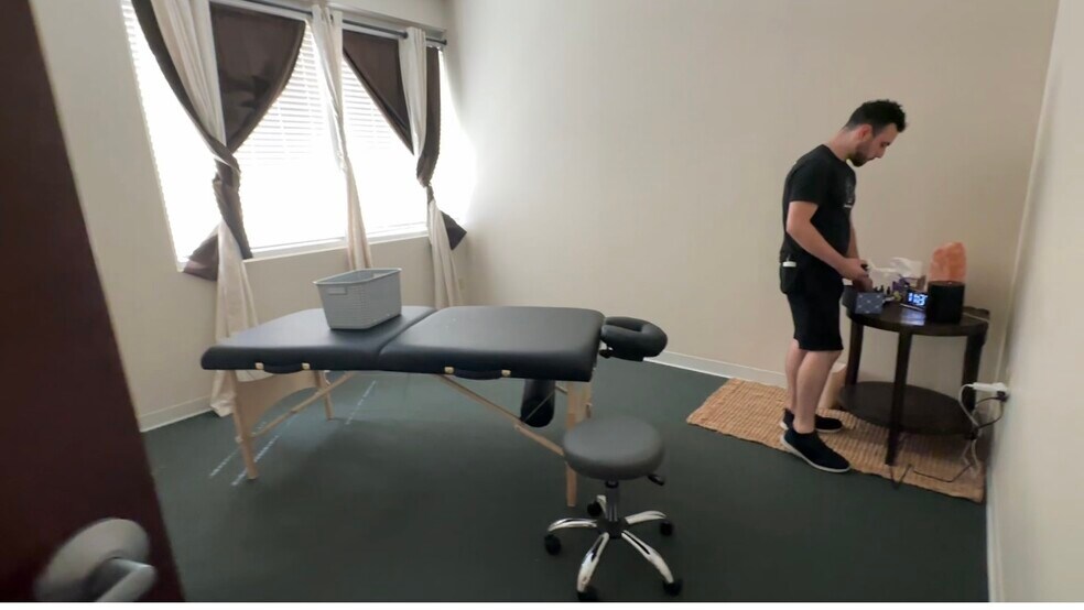 More Photos Of 7751 Kingspointe Pky, Orlando Light Distribution For Lease