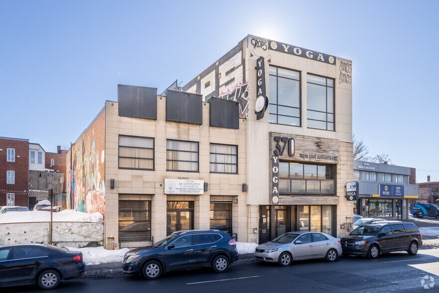 Primary Photo Of 370-372 Boul Crémazie E, Montréal General Retail For Lease