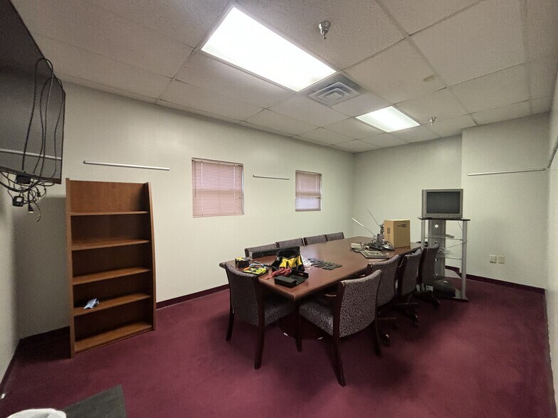 More Photos Of 1402 Hawthorne St, Bastrop Manufacturing For Lease