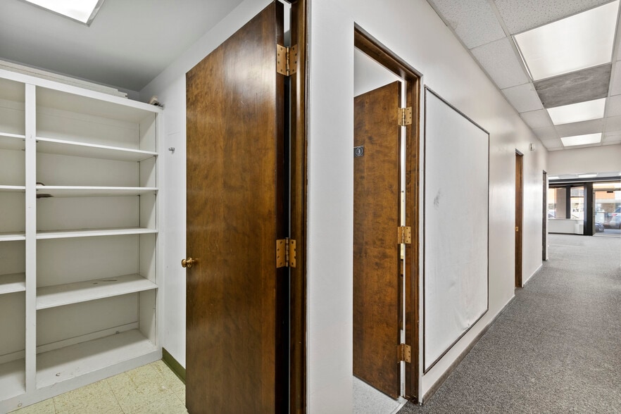 More Photos Of 1005 Main St, Buhl Storefront Retail Residential For Sale