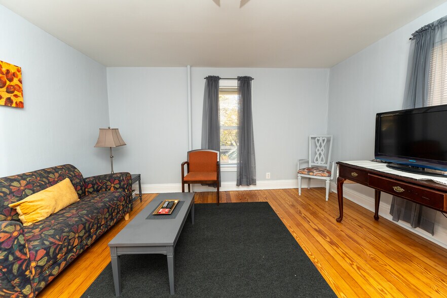 More Photos Of 218 S Washington St, Mt Pleasant Office For Sale