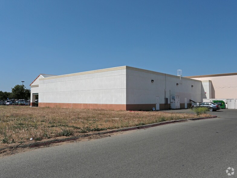 More Photos Of 323 W Shaw Ave, Clovis Unknown For Lease