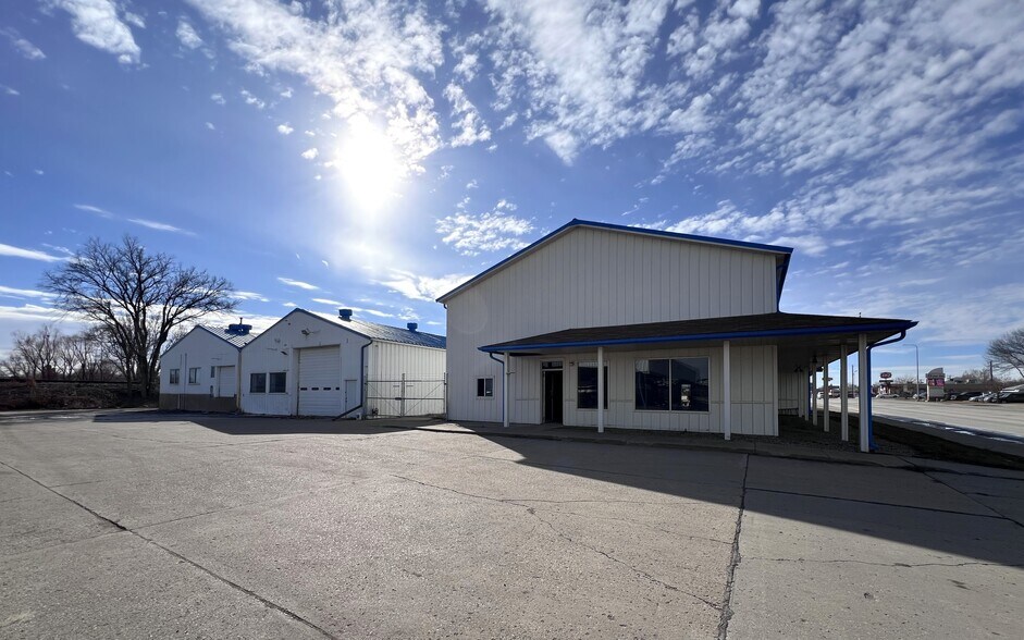 Primary Photo Of 1121 E Main St, Mandan Auto Repair For Sale