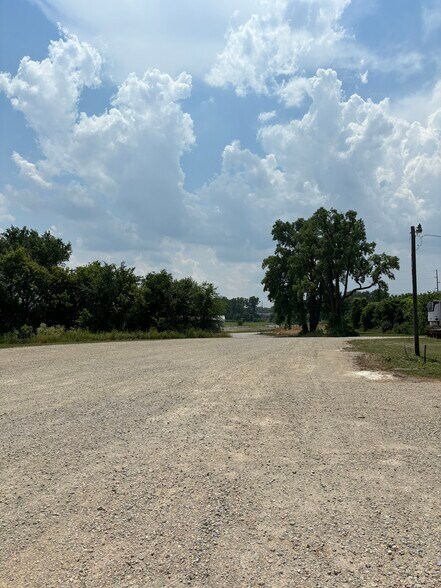 More Photos Of 729 Water Street, Hartford City Land For Lease