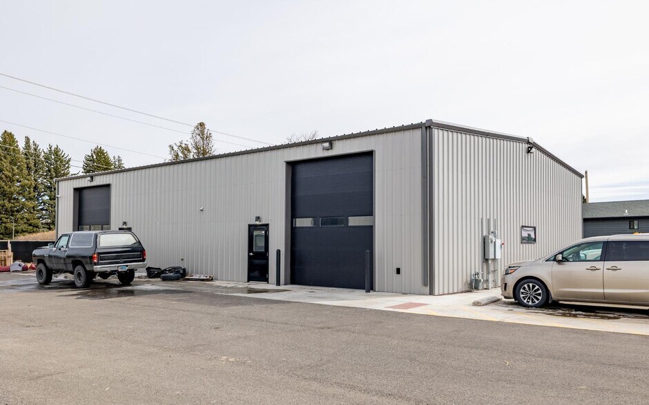 More Photos Of 528 Blackburn St, Cody Auto Repair For Sale