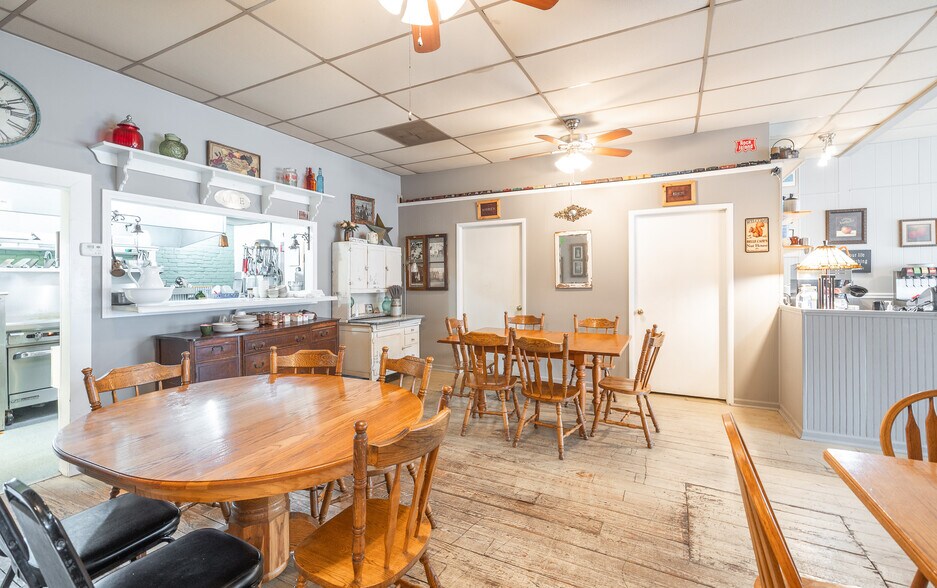 More Photos Of 305 S Alvarado Ave, Belle General Retail For Sale