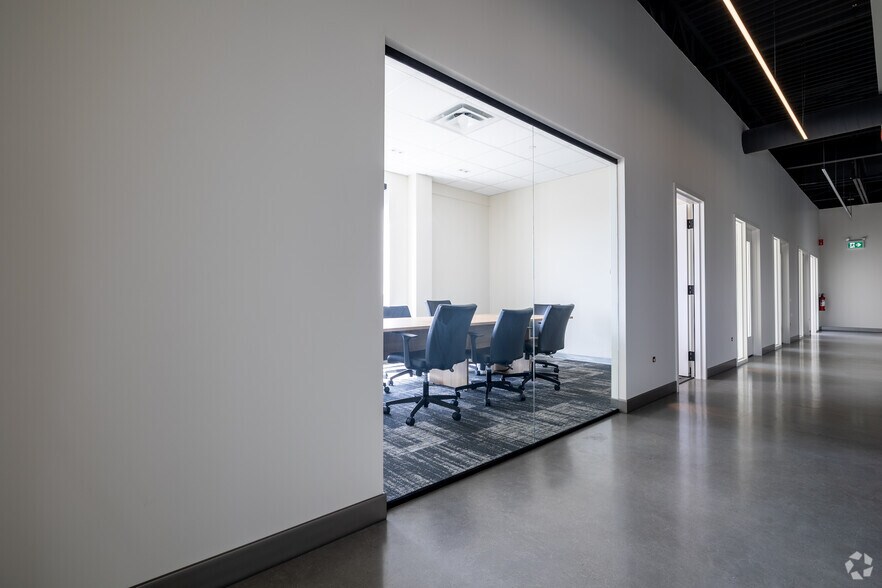 More Photos Of 4700-4762 Louis-B.-Mayer Rue, Laval Showroom For Sale