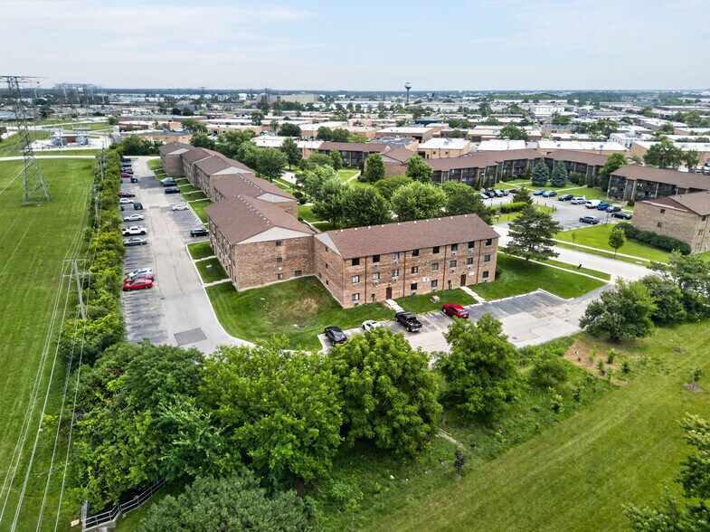 More Photos Of 450 Perrie Dr, Elk Grove Village Apartments For Sale