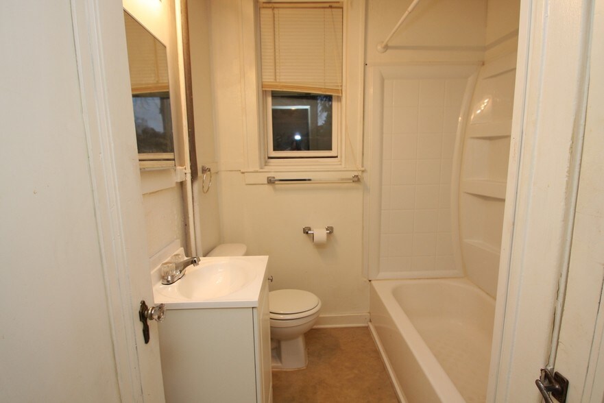 More Photos Of 423 Washington St, Monroe Apartments For Sale