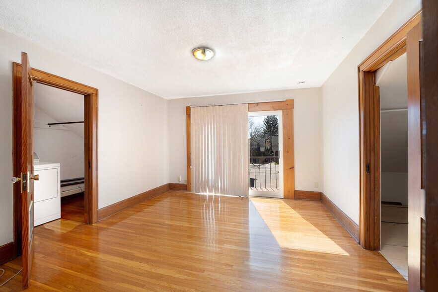 More Photos Of 1451 Ouellette Av, Windsor Office Residential For Sale