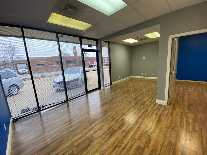 More Photos Of 822 Pioneer St, Champaign Light Distribution For Lease