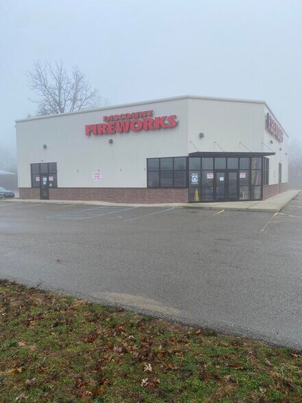 More Photos Of 330 Adams St, Newaygo Storefront Retail Office For Sale