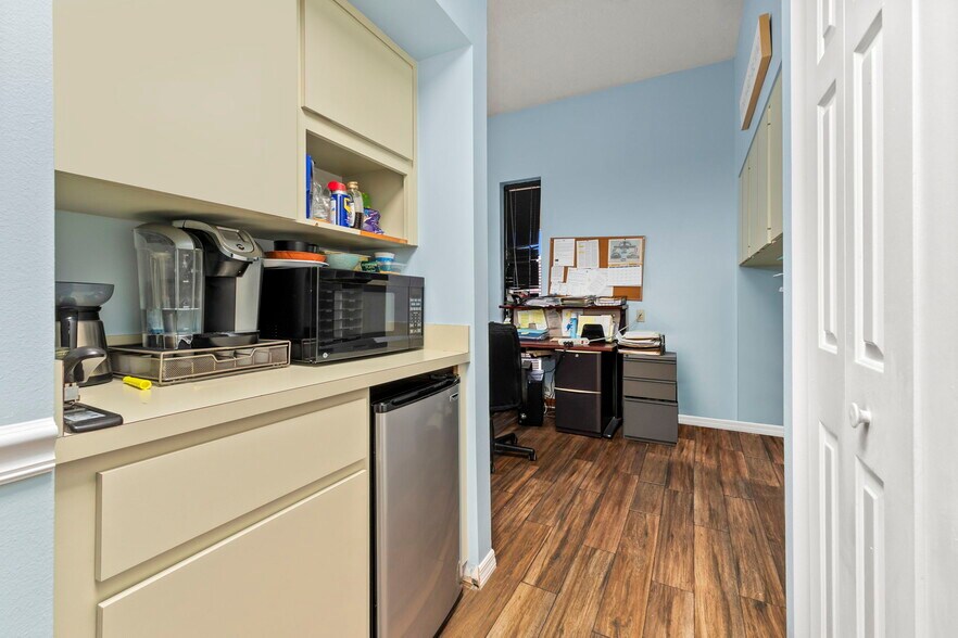 More Photos Of 900 SE Ocean Blvd, Stuart Office For Sale