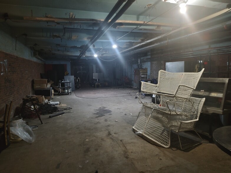 More Photos Of 10 S Calvert St, Baltimore Bar For Sale