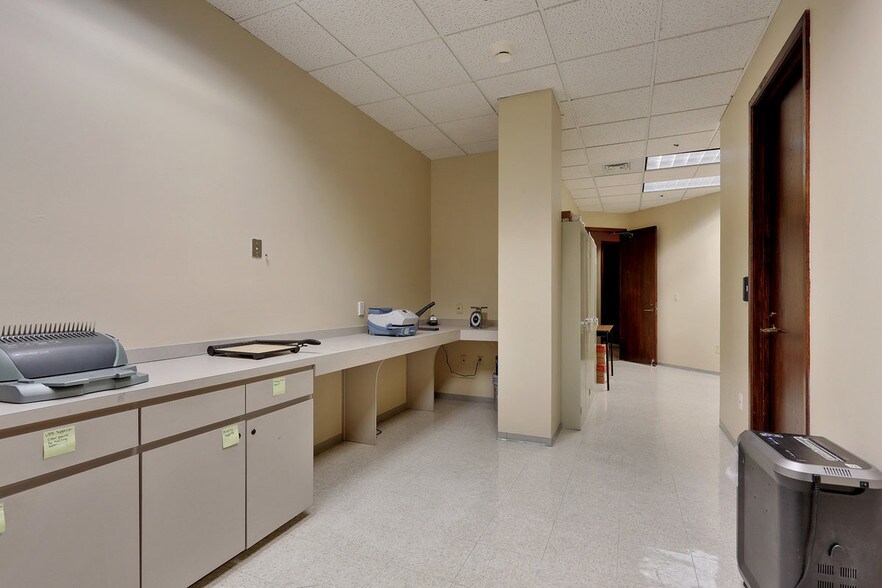 More Photos Of 8555 United Plaza Blvd, Baton Rouge Office For Lease