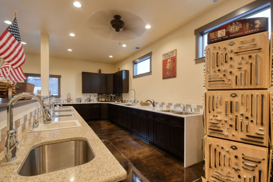 More Photos Of 818 Airport Rd, Pendleton Showroom For Sale