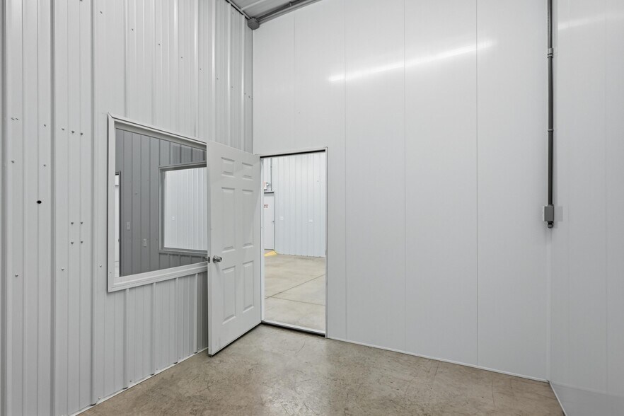 More Photos Of 2307 Missouri Ave, Carthage Light Distribution For Sale