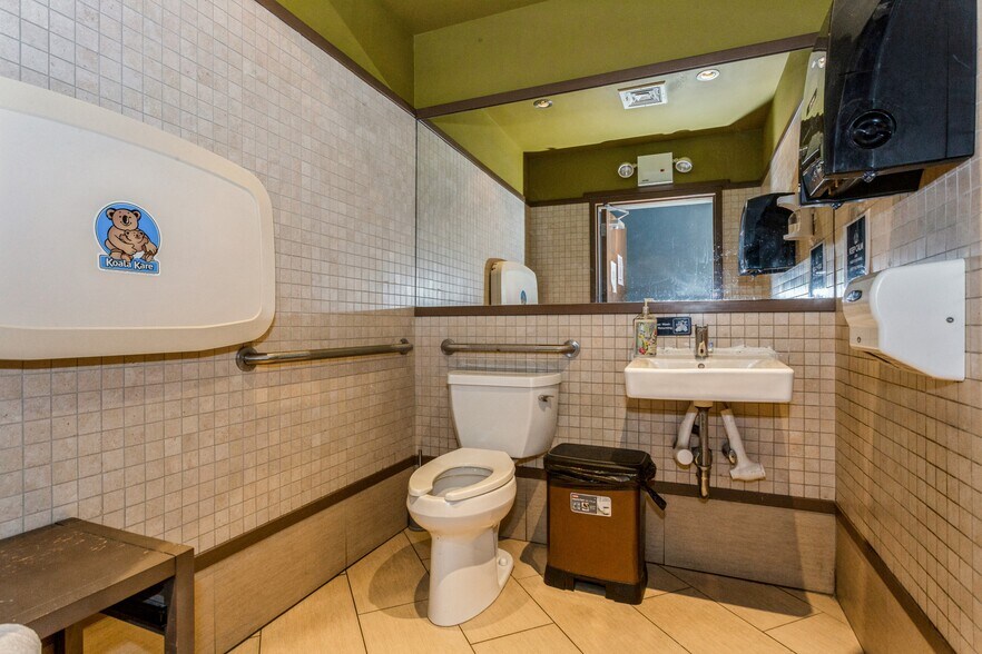 More Photos Of 17801-17805 Union Tpke, Fresh Meadows Storefront For Lease