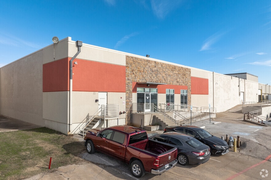 More Photos Of 910 10th St, Plano Warehouse For Lease