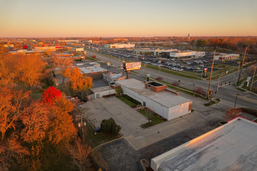 More Photos Of 1800 N Rand Rd, Palatine Freestanding For Sale