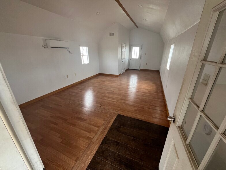 More Photos Of 601 N Access Rd, Tye Warehouse For Lease