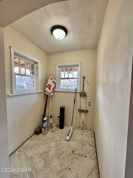 More Photos Of 2922 S Main St, Joplin Office For Sale