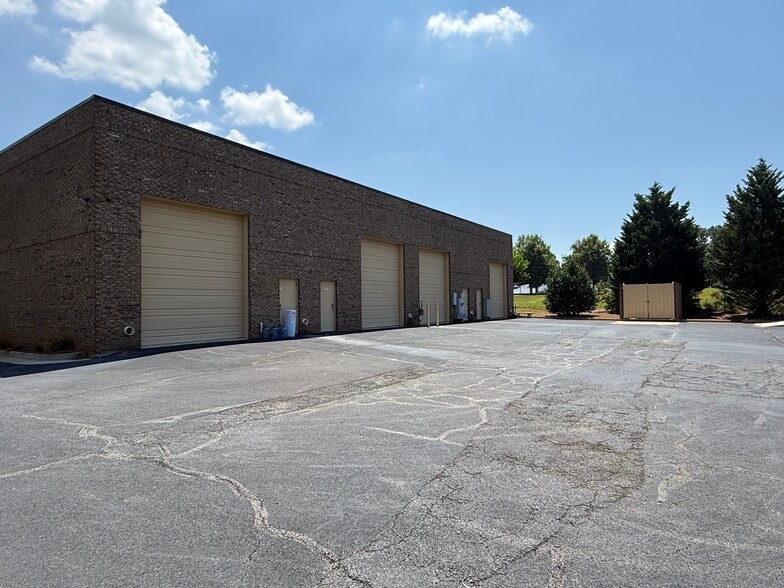 More Photos Of 4135 Industry Way, Flowery Branch Warehouse For Lease