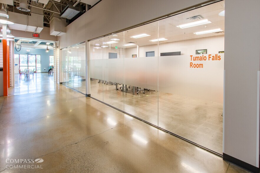 More Photos Of 2999 SW 6th St, Redmond Office For Lease