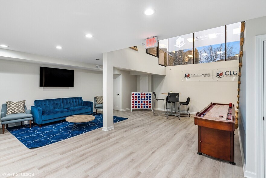 More Photos Of 705 N Milwaukee Ave, Chicago General Retail For Sale