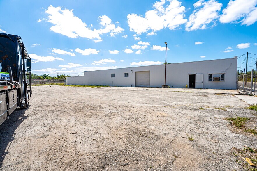 More Photos Of 2111 Fowler St, Fort Myers Warehouse For Sale