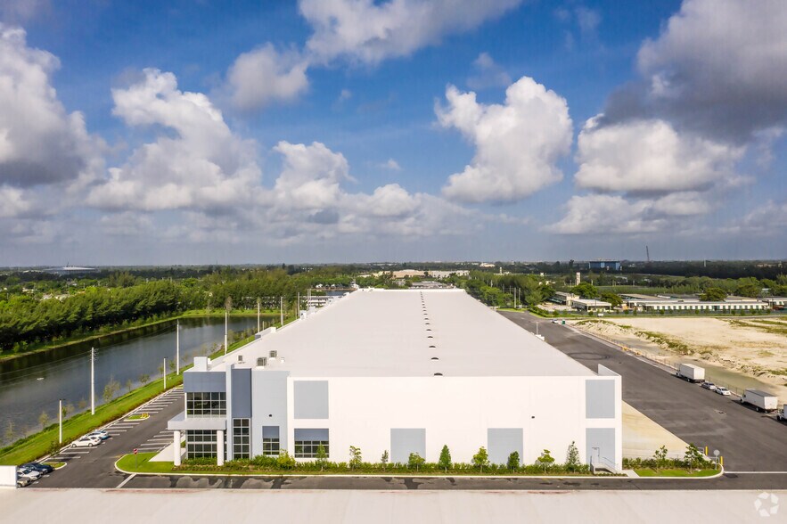 More Photos Of 1720-1738 NW 215th St, Miami Gardens Warehouse For Lease
