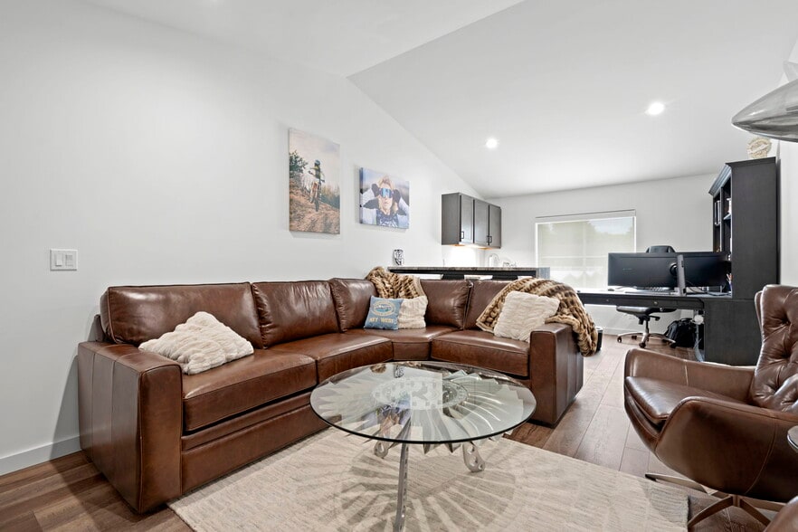 More Photos Of 612 N Lakeshore Dr, Ludington Hotel For Sale