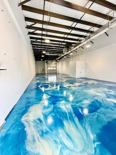 More Photos Of 16360 Innovation Ln, Fort Myers Showroom For Lease